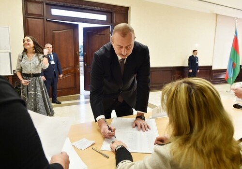 Президент Азербайджана проголосовал на муниципальных выборах (Фото-Видео)
