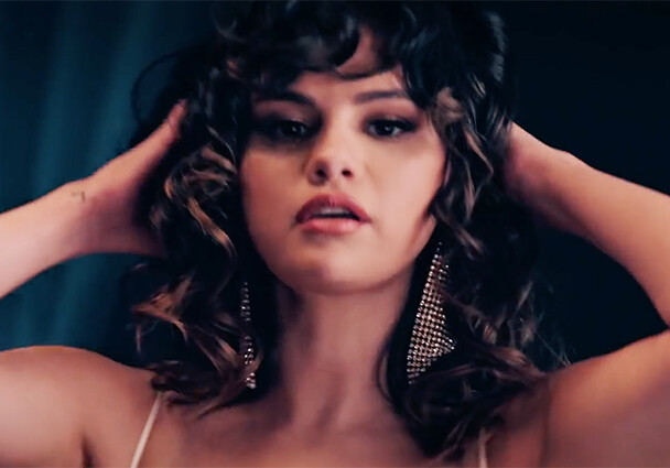 Селена Гомес выпустила зажигательный клип на песню Dance Again