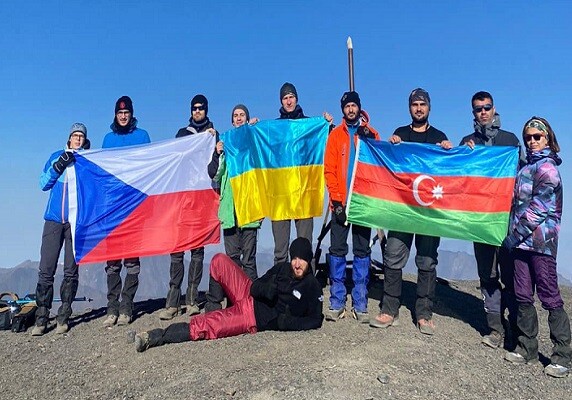 Украинский флаг поднят на самую высокую вершину Азербайджана (Фото)